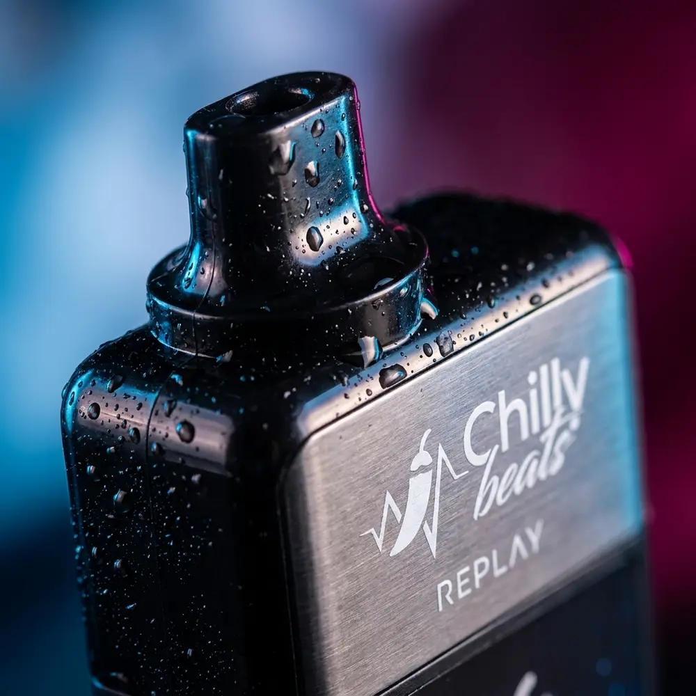 Close-up do bocal do Pod Chilly Beats Replay com condensação, texturas e reflexos metálicos detalhados - Vapor Gringo