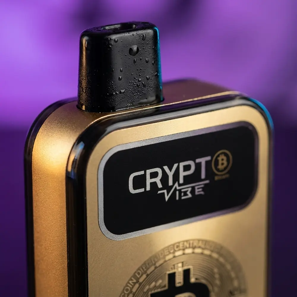 Close-up do mouthpiece do Crypt B Vibe Grape Ice com gotas de condensacao e reflexos no acabamento - Vapor Gringo