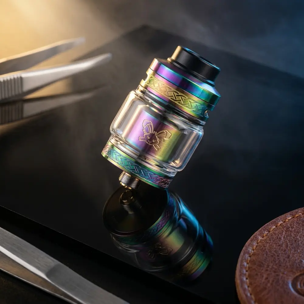 Atomizador Dead Rabbit V2 RTA 25mm HellVape sobre acrilico preto com reflexos dramáticos e destaque no deck dourado - Vapor Gringo