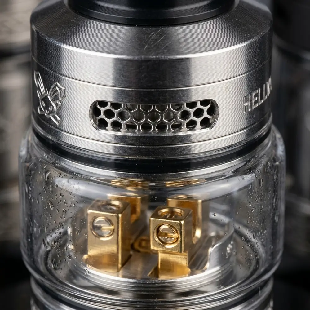 Macro do Dead Rabbit V2 RTA HellVape mostrando vidro bolha, deck banhado a ouro e texturas metálicas - Vapor Gringo