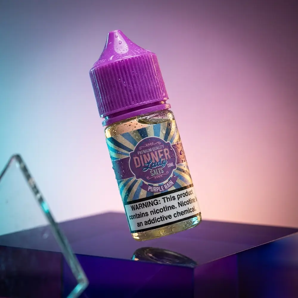 Garrafa Liquido Dinner Lady Salt Purple Rain 30ml sobre acrilico roxo com gotas e iluminacao dramática - Vapor Gringo
