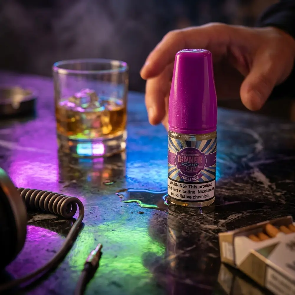 Garrafa Dinner Lady Salt Purple Rain 30ml em mesa de bar urbana com reflexos de neon e copo desfocado - Vapor Gringo