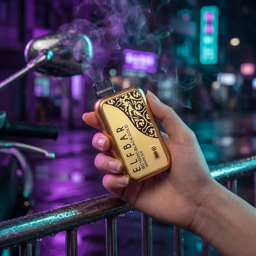 Elf Bar BC10000 Black Gold Grape Ice na mão junto a rua neon molhada, luzes roxas e teal e vapor sutil visível - Vapor Gringo