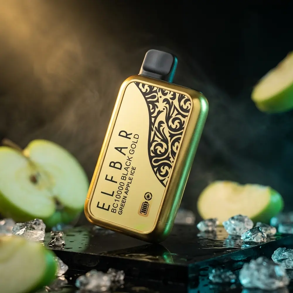 Pod Elf Bar BC10000 Black Gold suspenso sobre acrílico molhado com gelo e fatias de maçã verde ao fundo - Vapor Gringo