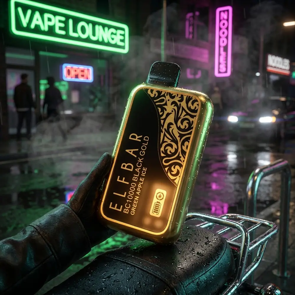 Elf Bar BC10000 Black Gold apoiado em assento molhado numa rua noturna com neons verdes e reflexos urbanos - Vapor Gringo