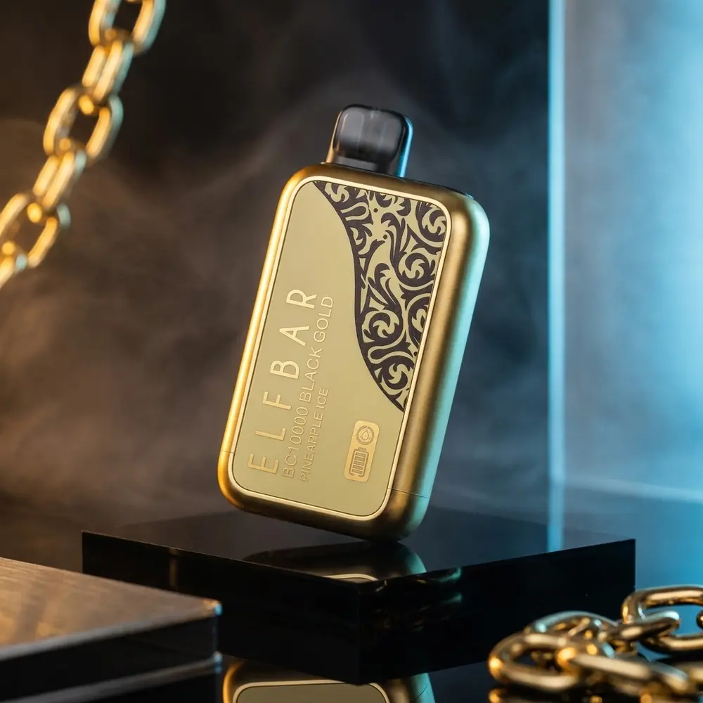 Elf Bar BC10000 Black Gold apoiado em acrílico preto, iluminação dourada e azul sugerindo o sabor Pineapple Ice - Vapor Gringo