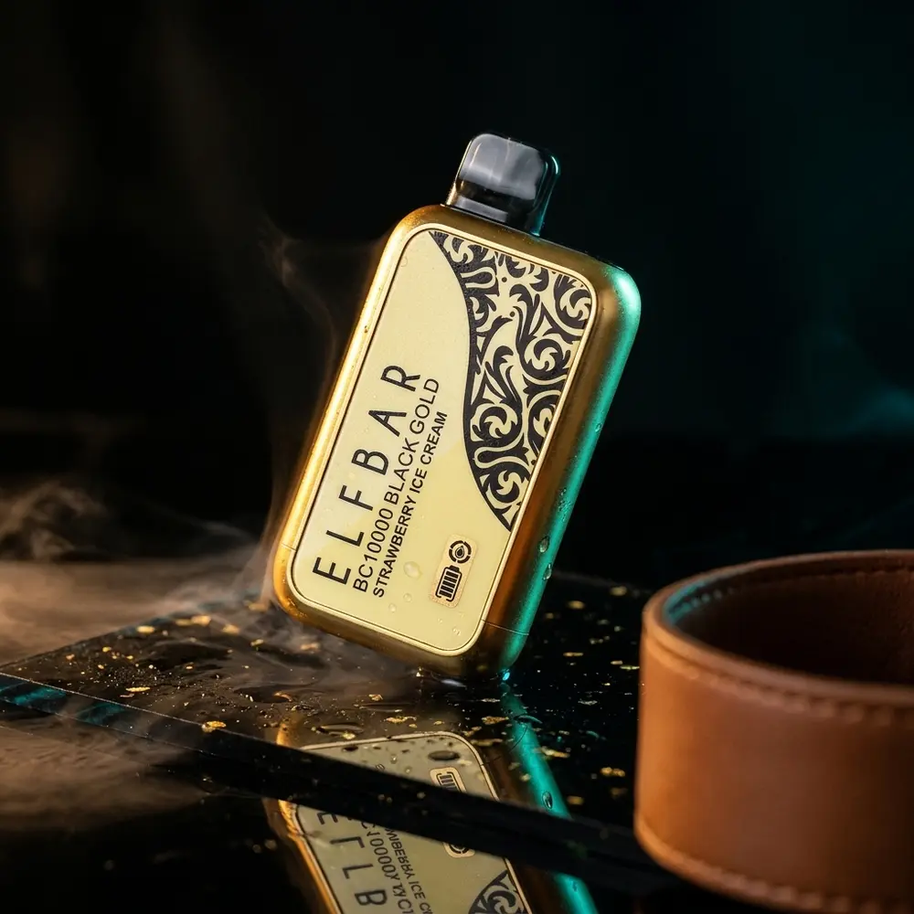 Pod descartável Elf Bar BC10000 Black Gold apoiado em acrílico preto com luz dourada e reflexos - Vapor Gringo