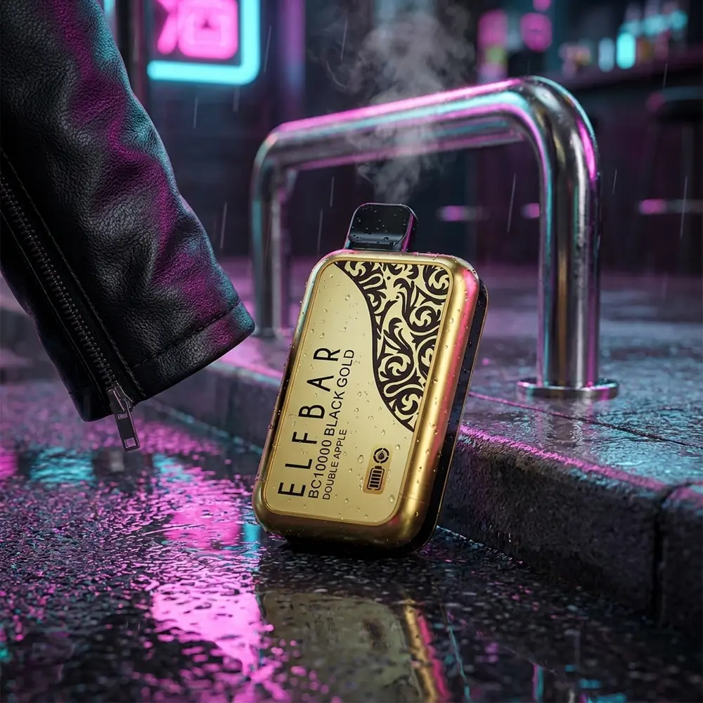 Elf Bar BC10000 Black Gold sobre asfalto molhado com reflexos neon magenta e ciano, jaqueta de couro em primeiro plano. - Vapor Gringo