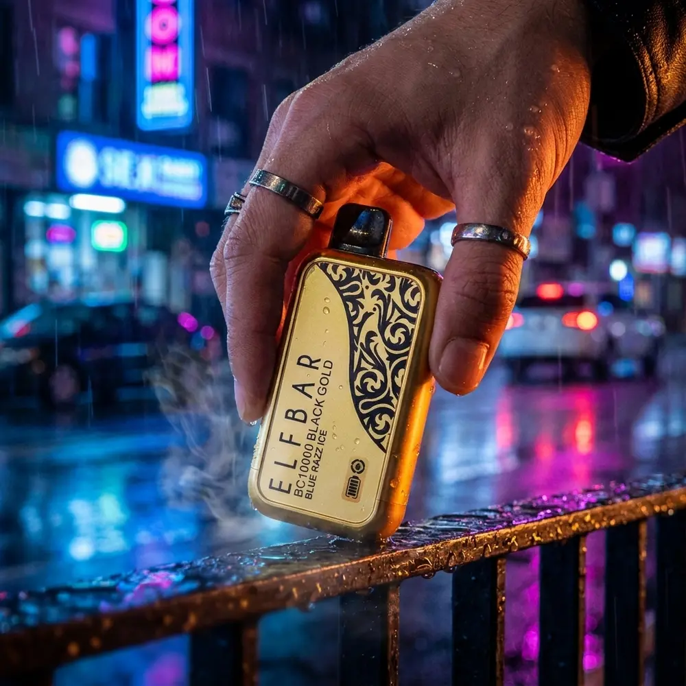 Mao segurando o Pod Elf Bar BC10000 Black Gold numa rua molhada com neon azul e reflexos urbanos - Vapor Gringo