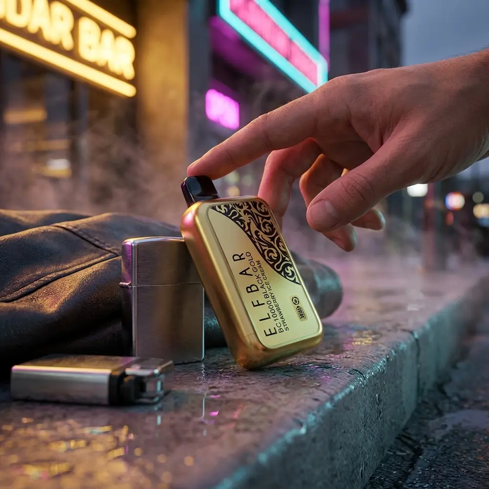 Elf Bar BC10000 Black Gold sobre concreto molhado em rua noturna neon, mão alcançando o pod - Vapor Gringo