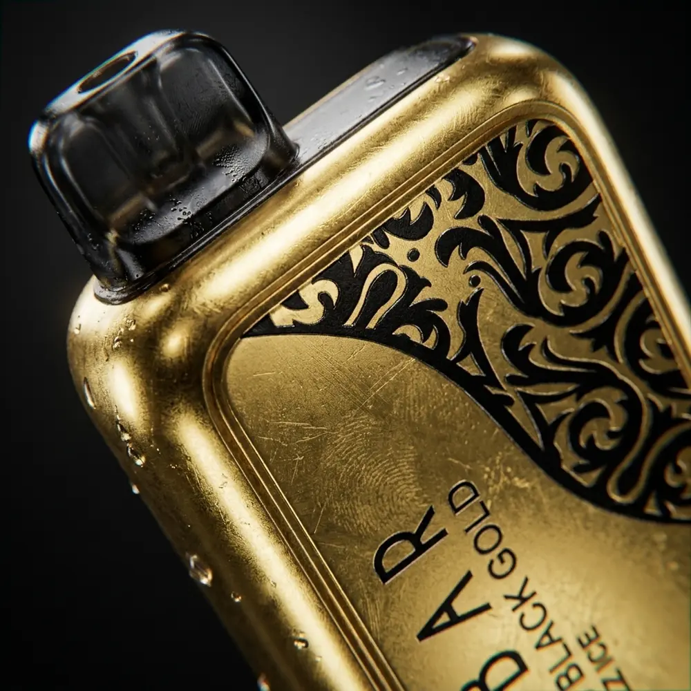 Detalhe do Pod Elf Bar BC10000 Black Gold mostrando o logotipo, textura metalica dourada e gotas de condensacao - Vapor Gringo
