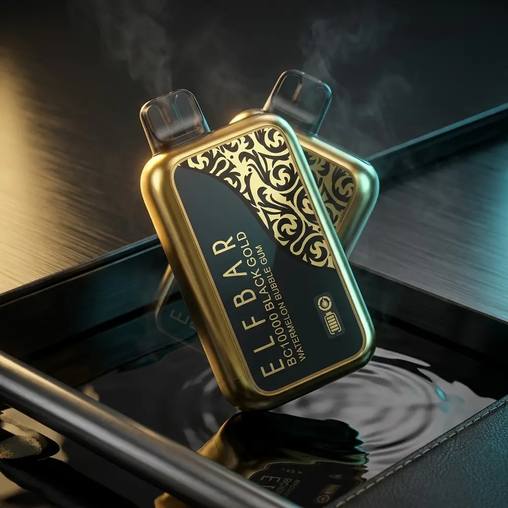 Elf Bar BC10000 Black Gold encostado em acrilico preto brilhante, iluminação dourada e ciano realçando logo e texturas - Vapor Gringo
