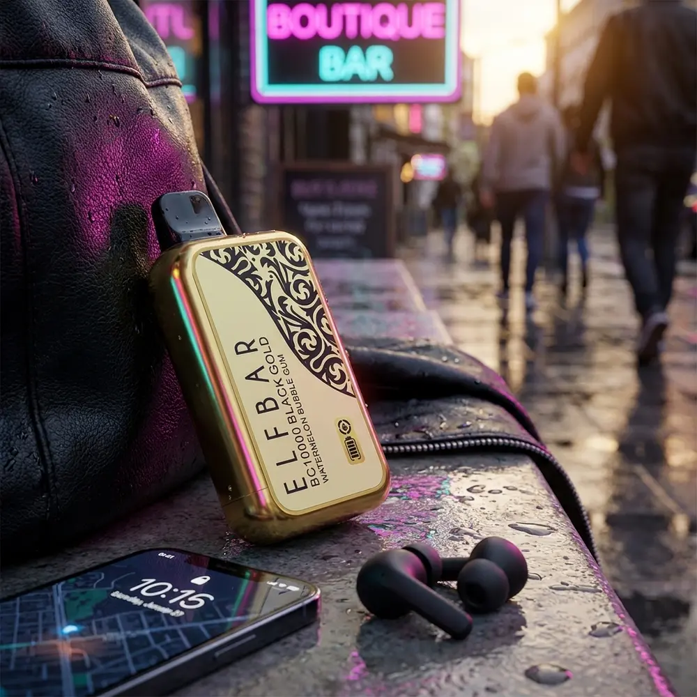 Elf Bar BC10000 Black Gold apoiado numa jaqueta molhada numa rua noturna com reflexos neon magenta e teal - Vapor Gringo