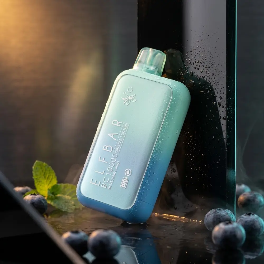 Pod descartavel Elf Bar BC10000 Blueberry Mint apoiado em acrilico molhado com luzes neon e reflexos - Vapor Gringo