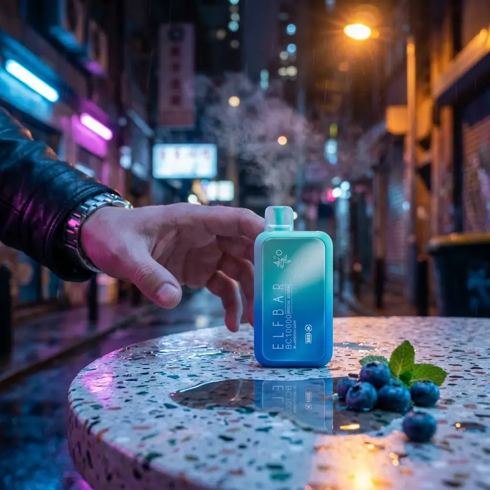 Elf Bar BC10000 Blueberry Mint sobre mesa urbana molhada, luzes neon ao fundo e maos do vaper - Vapor Gringo