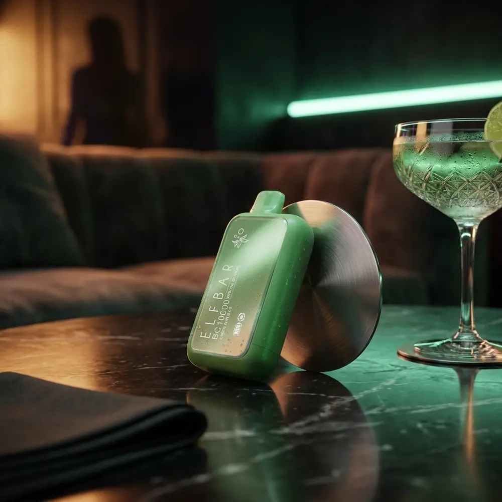 Pod Elf Bar BC10000 Green Apple Ice apoiado num balcão de lounge urbano com drinque e luzes verdes ao fundo - Vapor Gringo