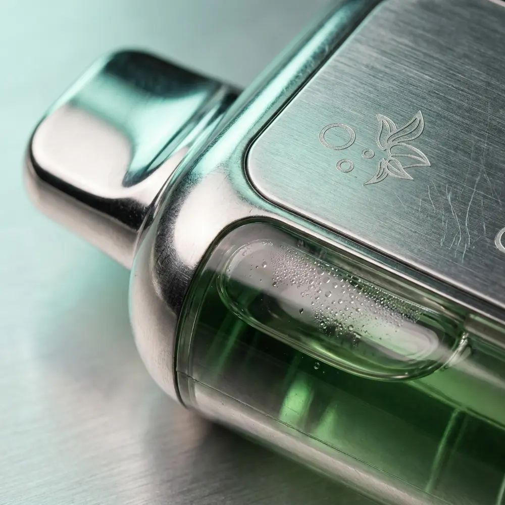 Detalhe do bocal e da janela do Elf Bar BC10000 Green Apple Ice com gotas de condensação e texturas metálicas - Vapor Gringo
