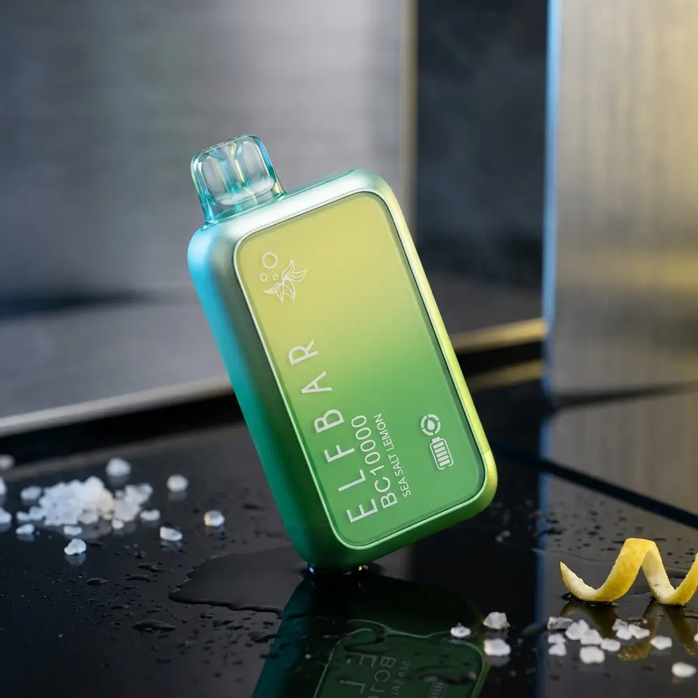 Pod descartavel Elf Bar BC10000 sobre base acrilica molhada, reflexos premium e cristais de sal - Vapor Gringo