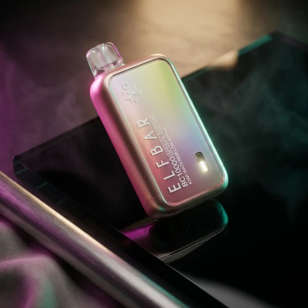Elf Bar BC10000 Kiwi Watermelon Apple apoiado em acrílico preto com reflexos verde e rosa, estúdio escuro - Vapor Gringo