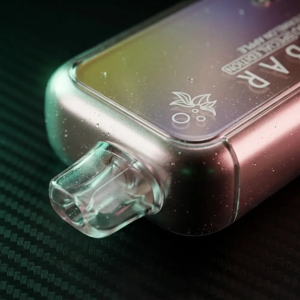 Macro do bocal e tela do Elf Bar BC10000 com gotas de condensação, micro-reflexos metálicos e textura - Vapor Gringo