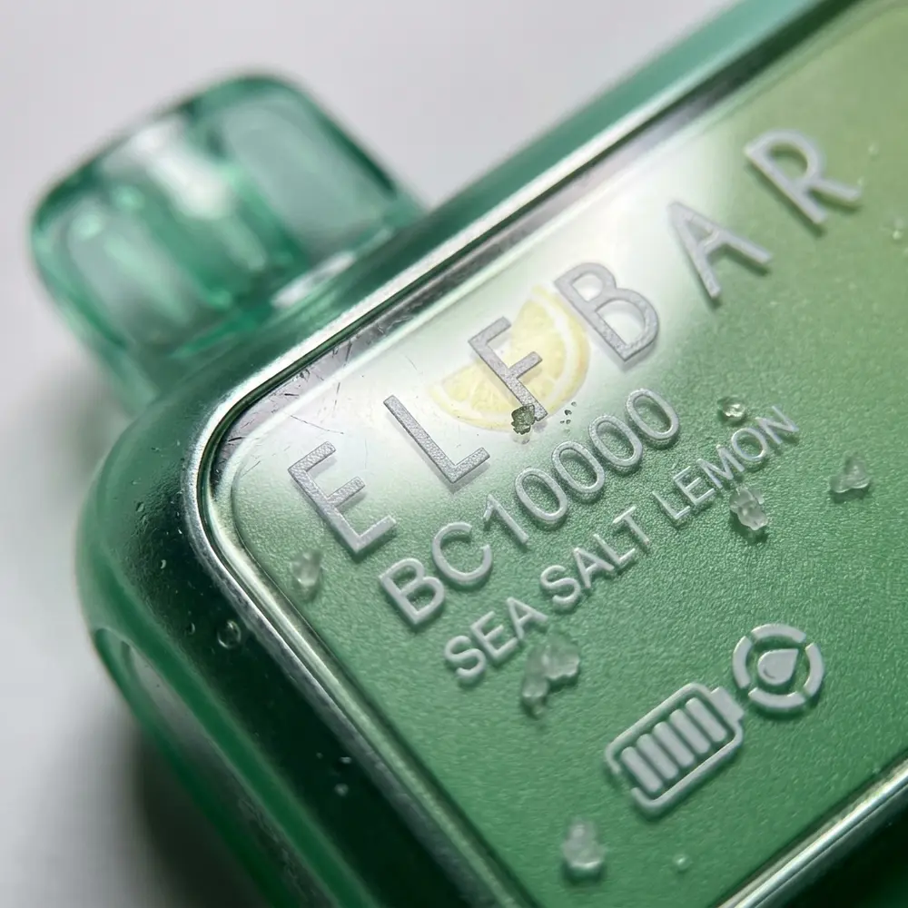 Detalhe do Elf Bar BC10000 mostrando bocal, tela, textura, condensacao e pequenos cristais de sal - Vapor Gringo