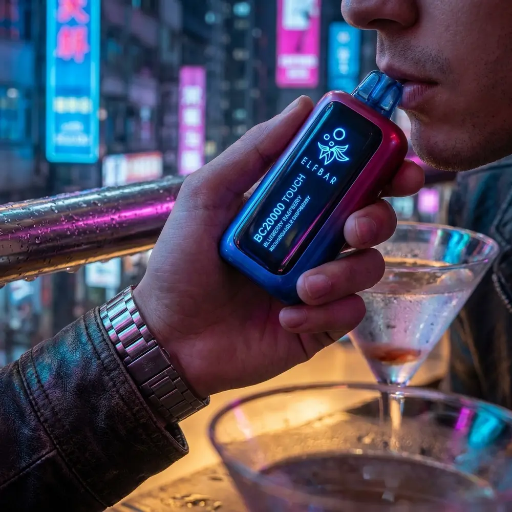 Vaper segurando Pod Descartável Elf Bar BC20000 Blueberry Raspberry em rooftop neon urbano com skyline desfocado - Vapor Gringo
