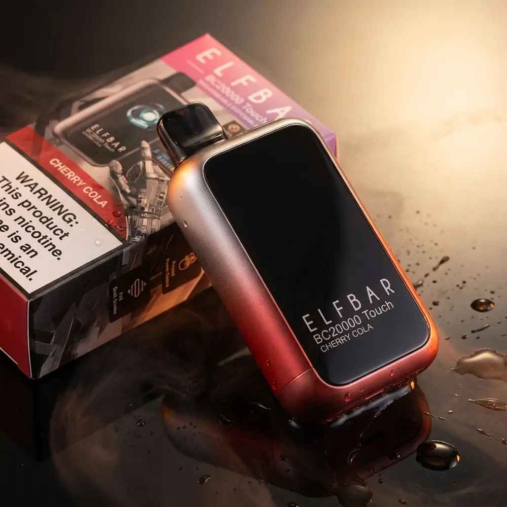 Pod descartavel Elf Bar BC20000 Touch Cherry Cola apoiado sobre acrilico preto brilhante com luz cereja e reflexos de cola - Vapor Gringo