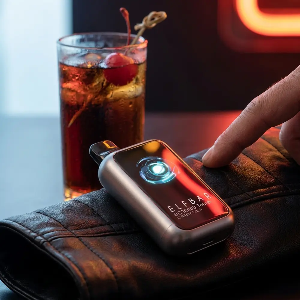 Pod Elf Bar BC20000 Cherry Cola encostado em jaqueta de couro em lounge urbano com neon cereja e copo de cola ao fundo - Vapor Gringo