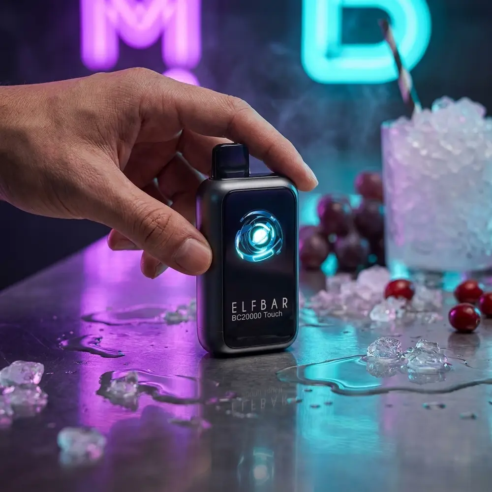 Mão segurando Pod Descartável Elf Bar BC20000 Touch em balcão metálico molhado com luzes neon e frutas congeladas. - Vapor Gringo