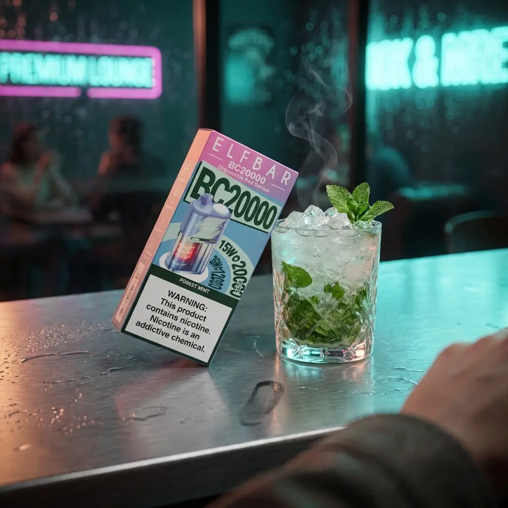 Pod descartavel Elf Bar BC20000 Forest Mint apoiado no balcão metalizado de bar neon com reflexos e copo de menta - Vapor Gringo