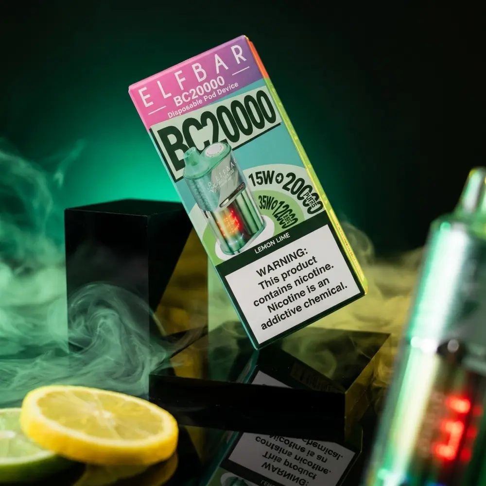 Pod Elf Bar BC20000 Lemon Lime inclinado sobre bloco acrilico preto com reflexos e fatias de limão - Vapor Gringo