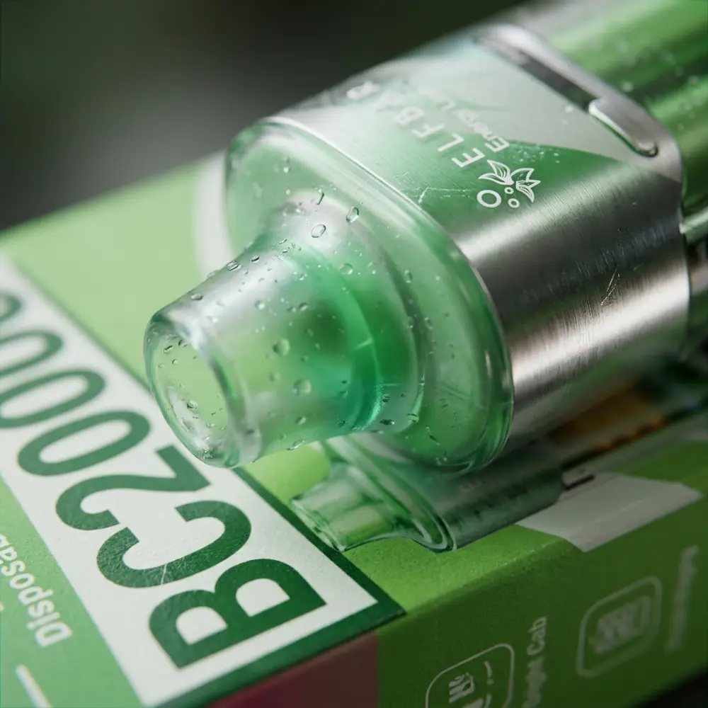 Close-up do bocal e corpo do Elf Bar BC20000 Lemon Lime com gotas de condensação e micro-reflexos - Vapor Gringo