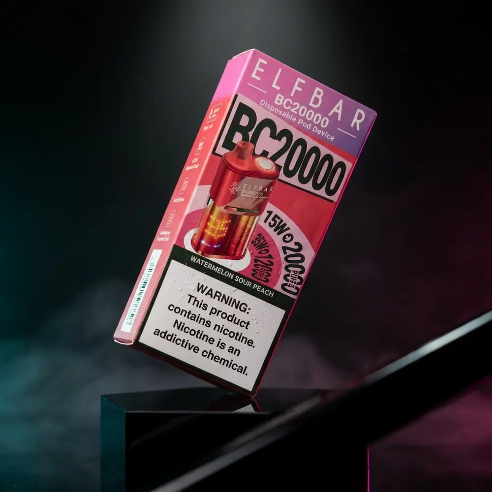 Pod descartavel Elf Bar BC20000 melancia-pessego posicionado em base acrilica brilhante com luzes dramaticas - Vapor Gringo