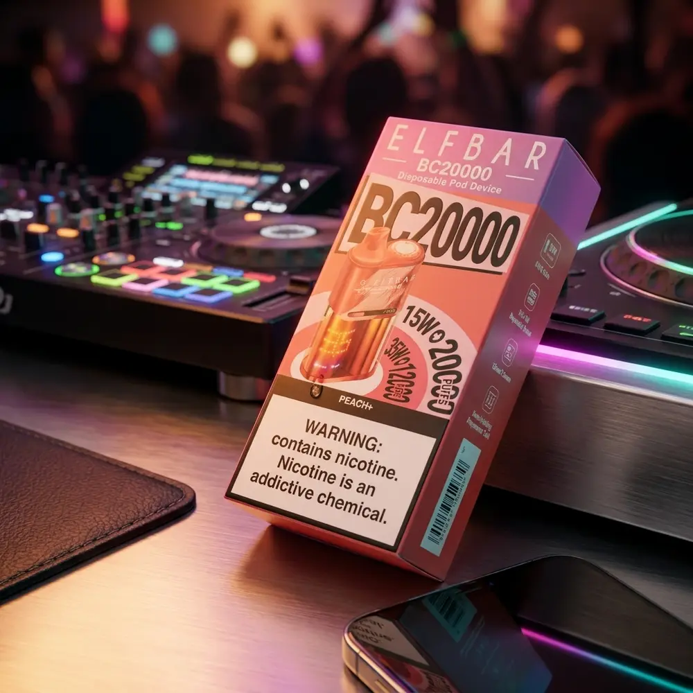 Elf Bar BC20000 Peach+ apoiado num console RGB em cena de nightlife neon, reflexos e fumaça sutil - Vapor Gringo