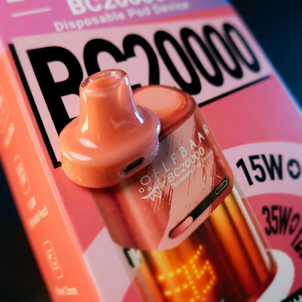 Close-up do bocal e corpo do Elf Bar BC20000 Peach+, textura, reflexos metalicos e micro-gotas de condensacao - Vapor Gringo