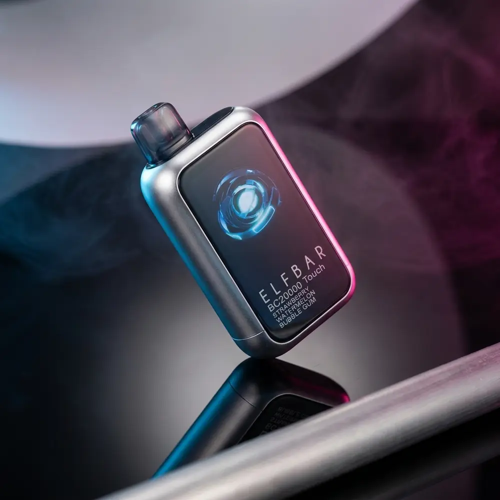Pod Descartável Elf Bar BC20000 Touch apoiado em acrílico preto molhado, reflexos intensos e tela touch visível - Vapor Gringo