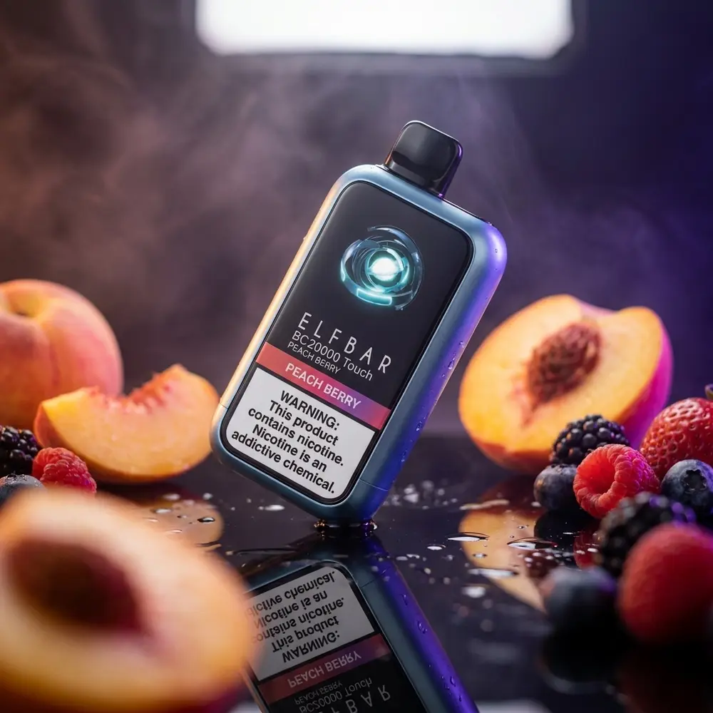 Pod descartavel Elf Bar BC20000 Touch sobre acrilico preto com fatias de pessego e berries, iluminacao cinematica - Vapor Gringo