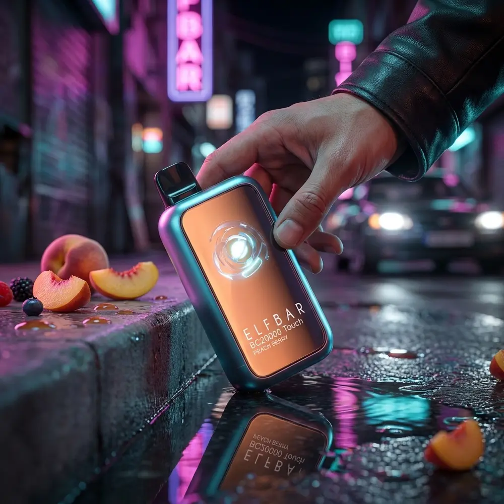 Pod Elf Bar BC20000 Touch apoiado em beiral molhado em rua neon, mao segurando e frutas ao redor - Vapor Gringo