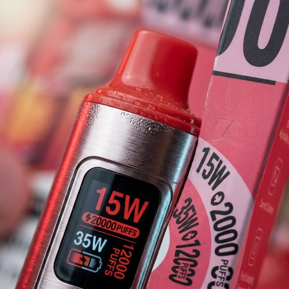 Close-up do pod descartavel Elf Bar BC20000 Watermelon Ice mostrando bocal, tipografia e gotas de condensacao - Vapor Gringo
