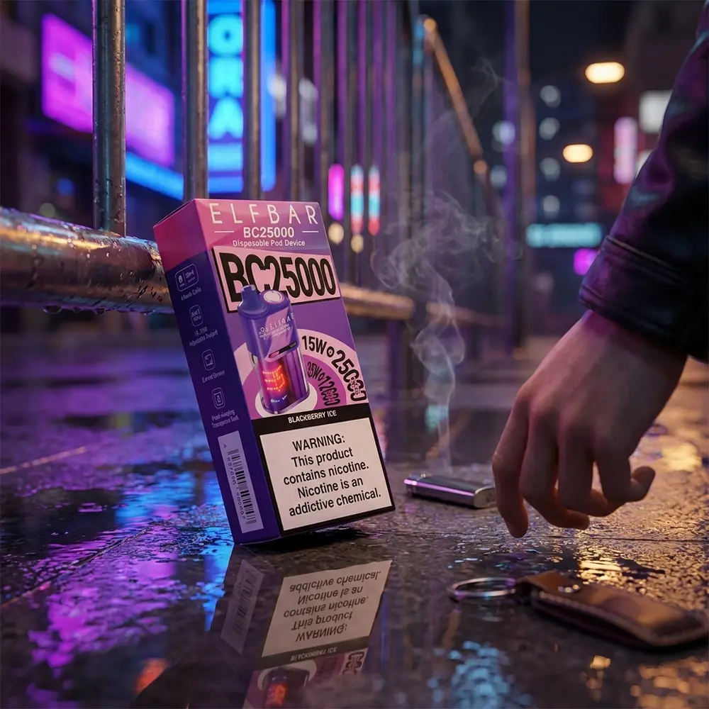 Pod descartavel Elf Bar BC25000 Blackberry Ice apoiado em guia molhada de rua com luzes neon roxas e reflexos urbanos - Vapor Gringo