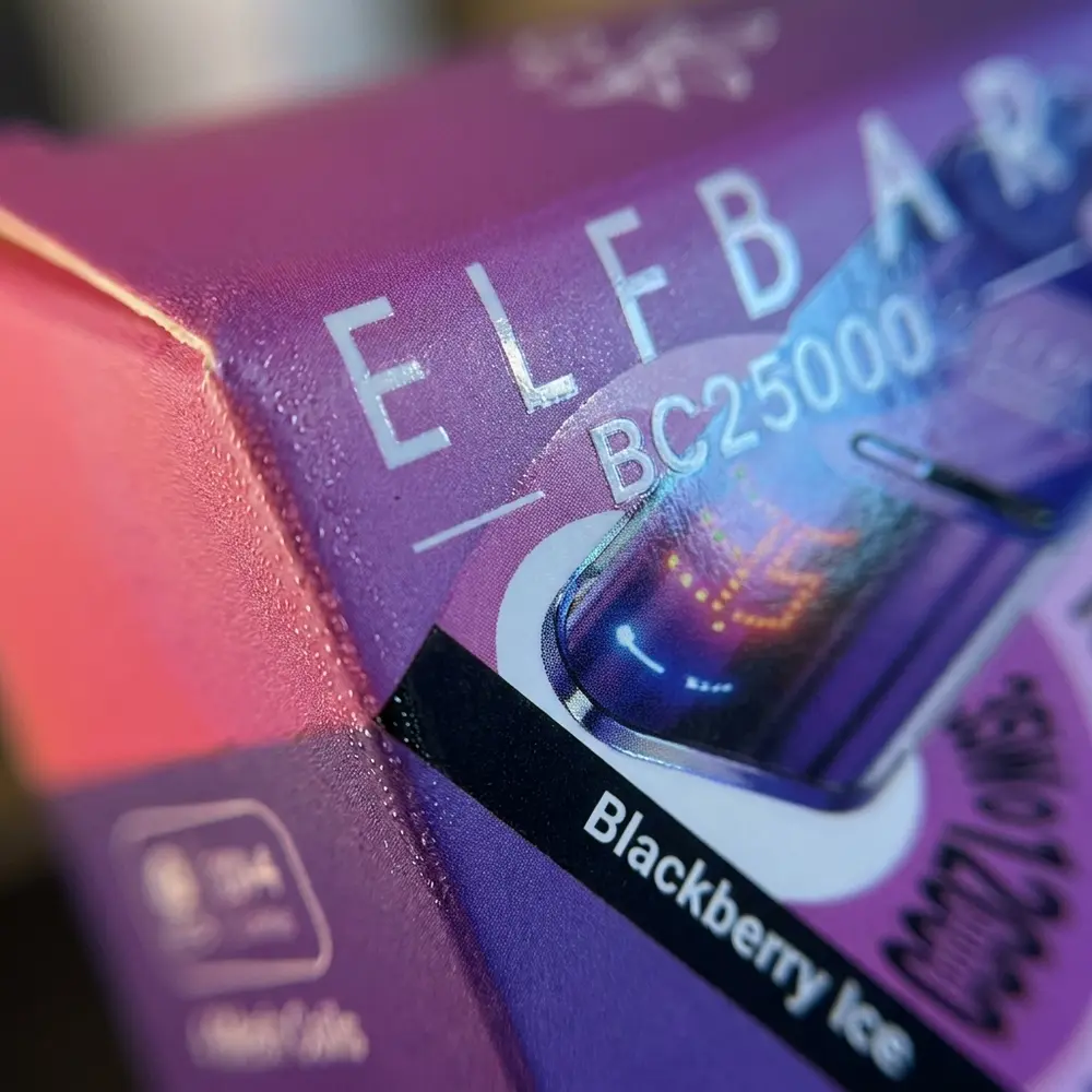 Detalhe do corpo do Elf Bar BC25000 Blackberry Ice com logo visivel, gotas de condensacao e textura metalica - Vapor Gringo