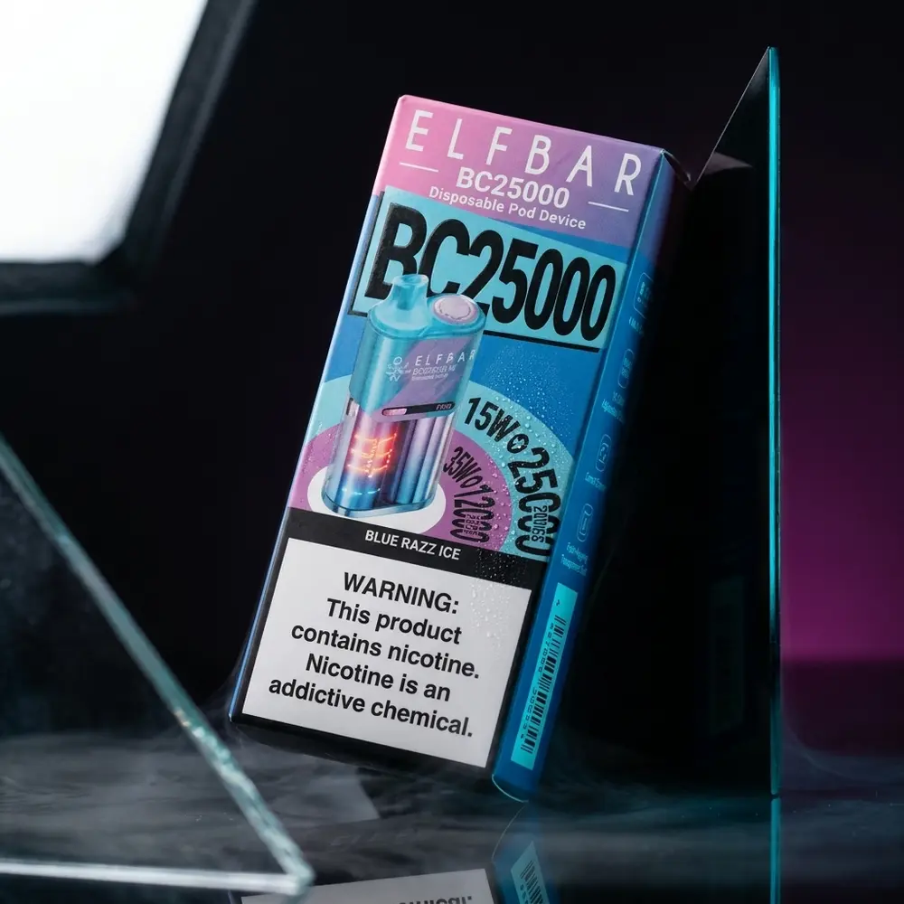 Pod descartavel Elf Bar BC25000 Blue Razz Ice apoiado em placa acrilica preta com condensacao e reflexos frios - Vapor Gringo