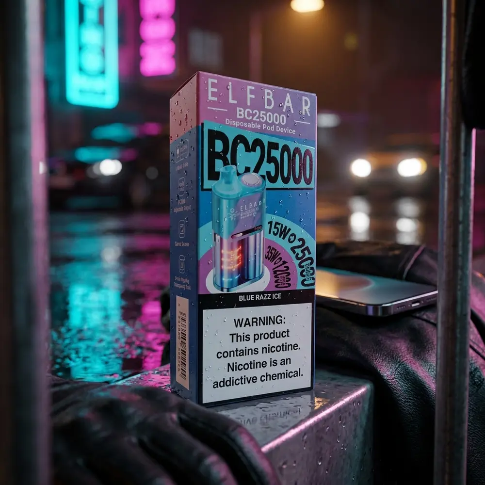 Pod descartavel Elf Bar BC25000 Blue Razz Ice sobre guia molhada na rua, reflexos neon e fundo urbano desfocado - Vapor Gringo