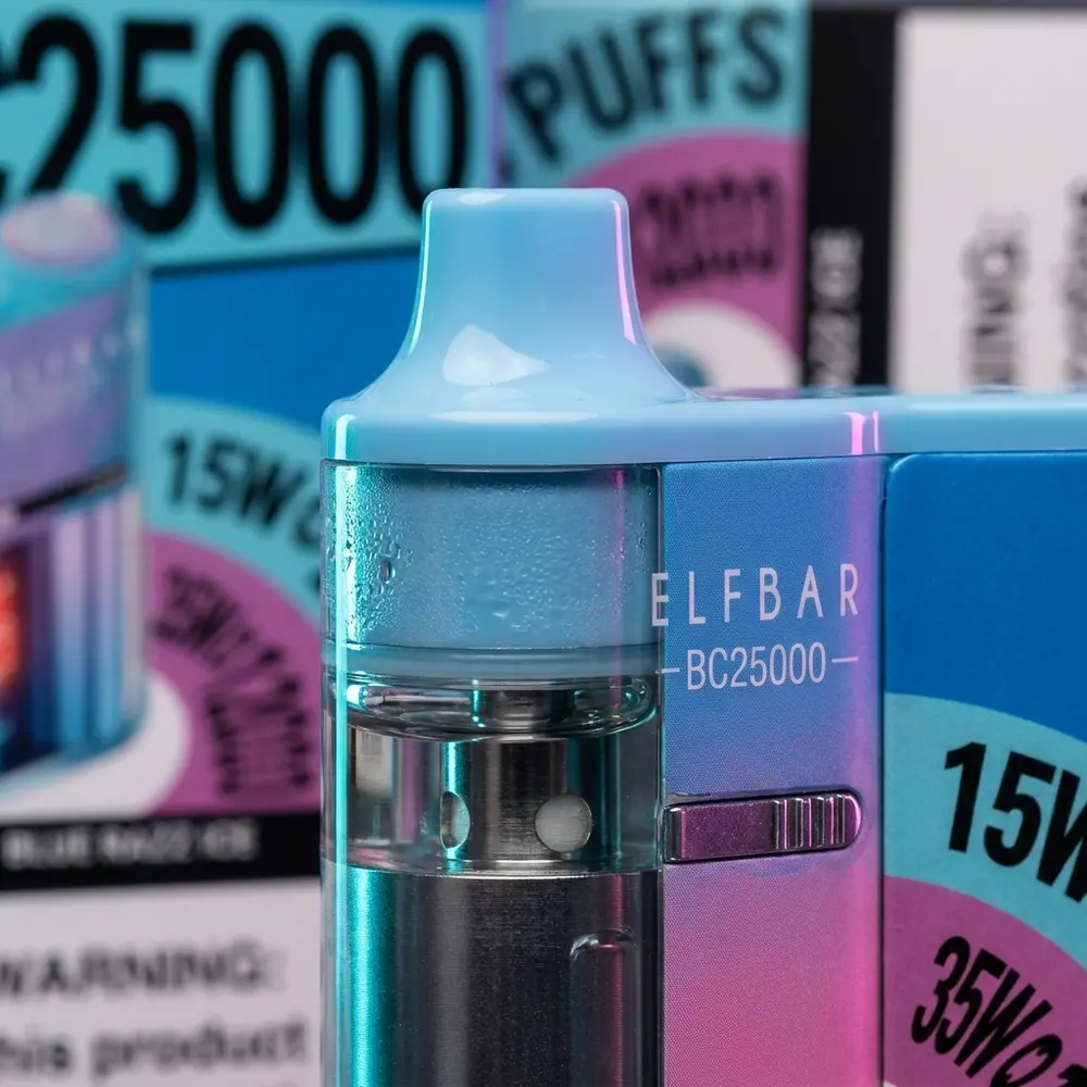 Detalhe do bocal e rotulo do Elf Bar BC25000 Blue Razz Ice com gotas de condensacao e reflexos metalizados - Vapor Gringo