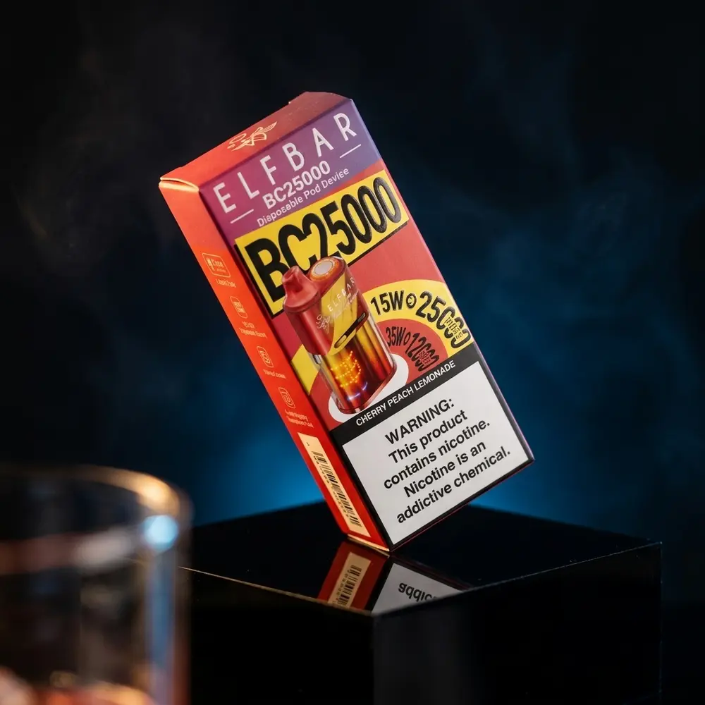 Pod descartável Elf Bar BC25000 Cherry Peach Lemonade sobre base preta brilhante com reflexos e fumaça suave - Vapor Gringo