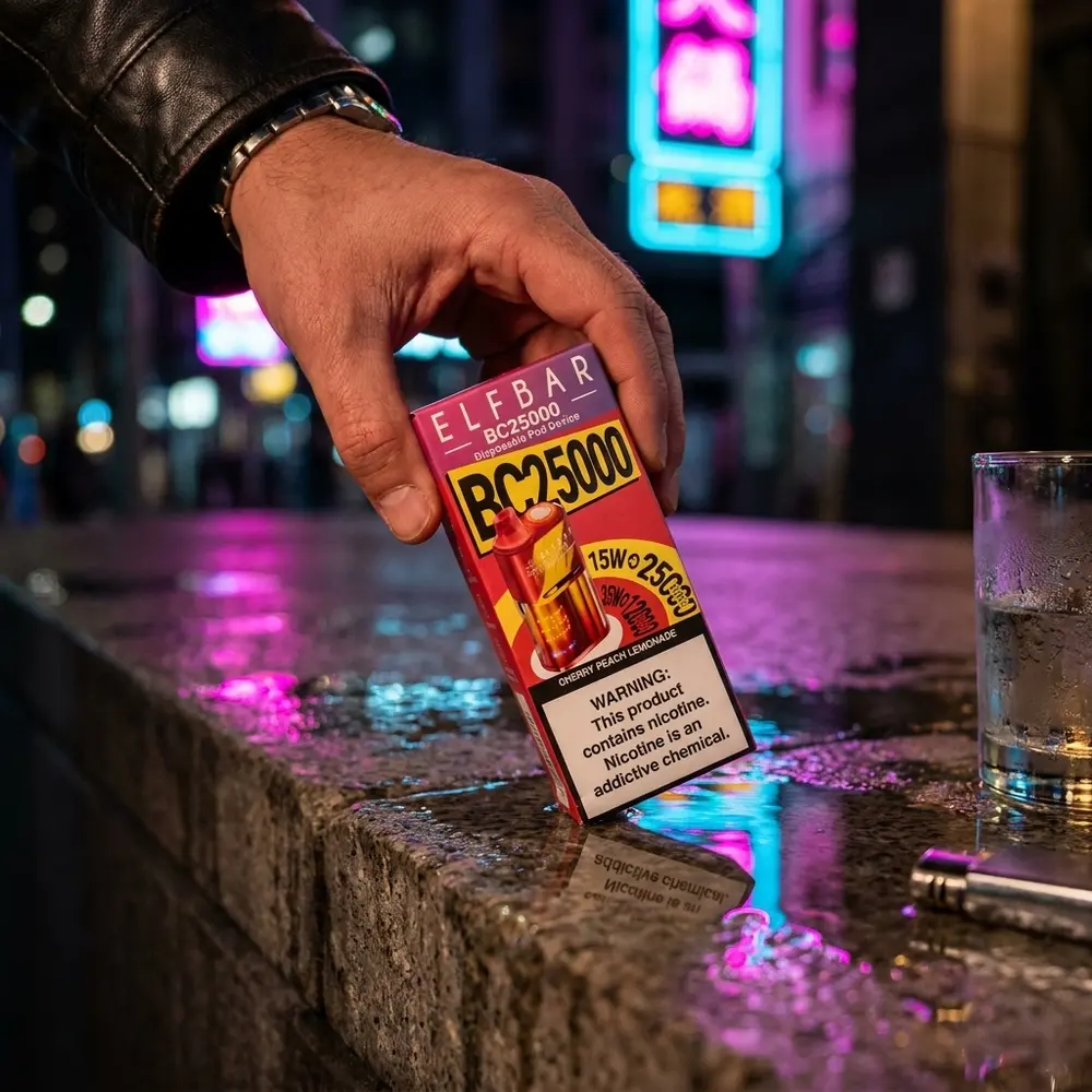 Pod descartável Elf Bar BC25000 Cherry Peach Lemonade apoiado em beiral urbano molhado com luzes neon e mão alcançando - Vapor Gringo