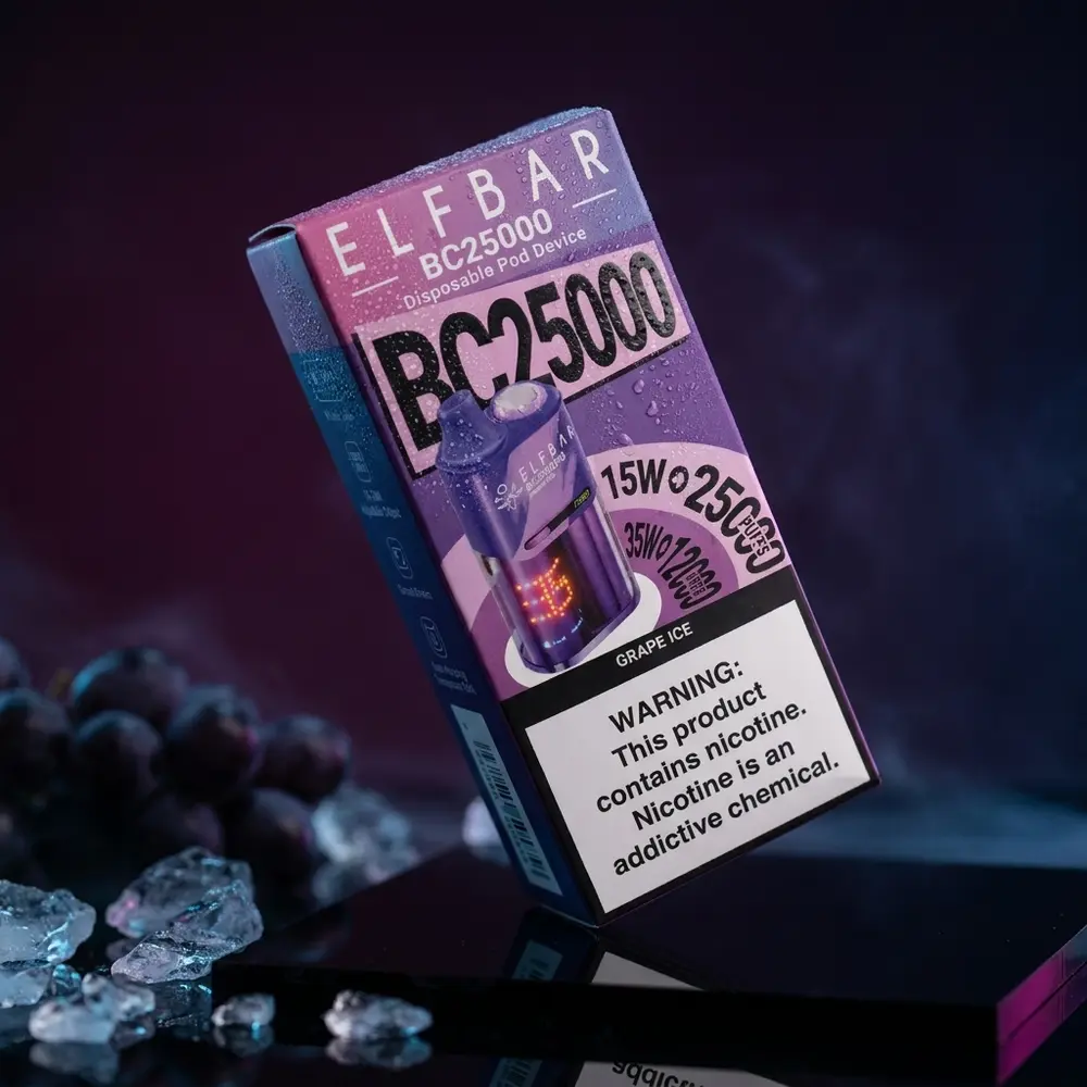 Pod descartável Elf Bar BC25000 Grape Ice suspenso sobre base acrílica com gotas e iluminação roxa e azul. - Vapor Gringo