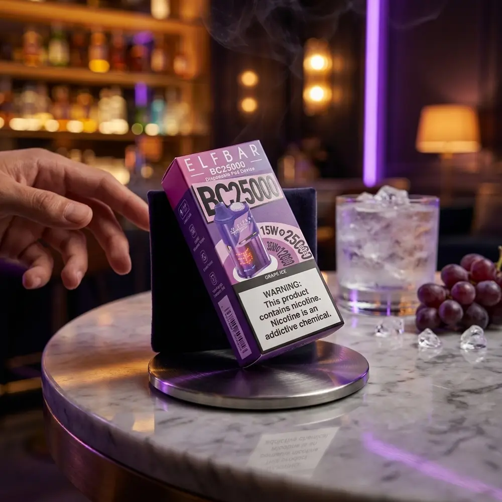 Elf Bar BC25000 Grape Ice apoiado em lounge luxuoso, copo com gelo ao fundo e luzes roxas. - Vapor Gringo