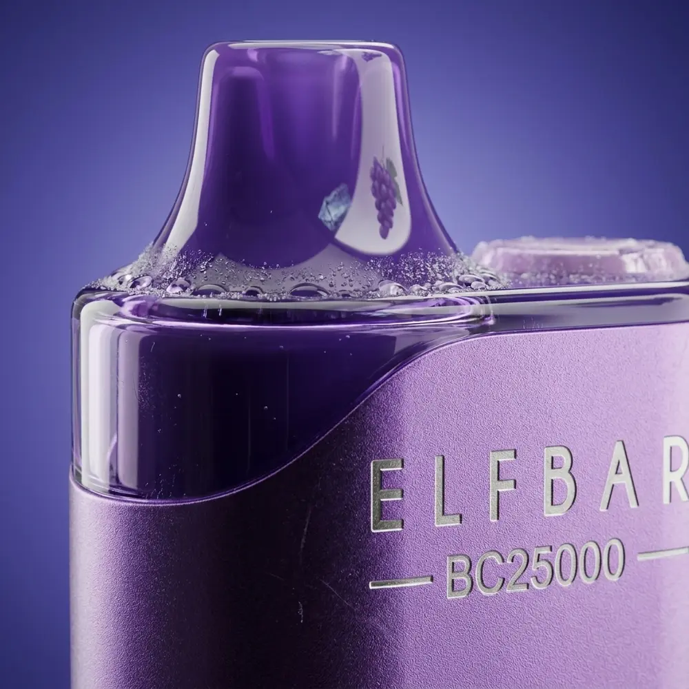 Detalhe macro da Elf Bar BC25000 Grape Ice mostrando logo, boquilha e gotas de gelo na superfície. - Vapor Gringo
