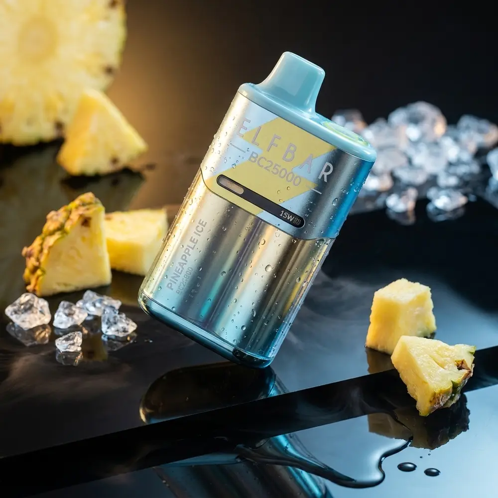 Pod descartavel Elf Bar BC25000 Pineapple Ice suspenso sobre base acrilica com gotas e iluminacao azul-dourada - Vapor Gringo